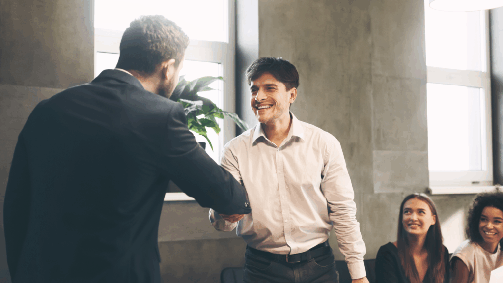 Si bien el líder no trabaja directamente para ganar admiración y respeto, cuando los obtiene, su actuar es ejemplo para otros que le siguen natural y contagiosamente. ¿Bajo qué calidades estamos ejerciendo el liderazgo cuando logramos ser admirados y respetados?